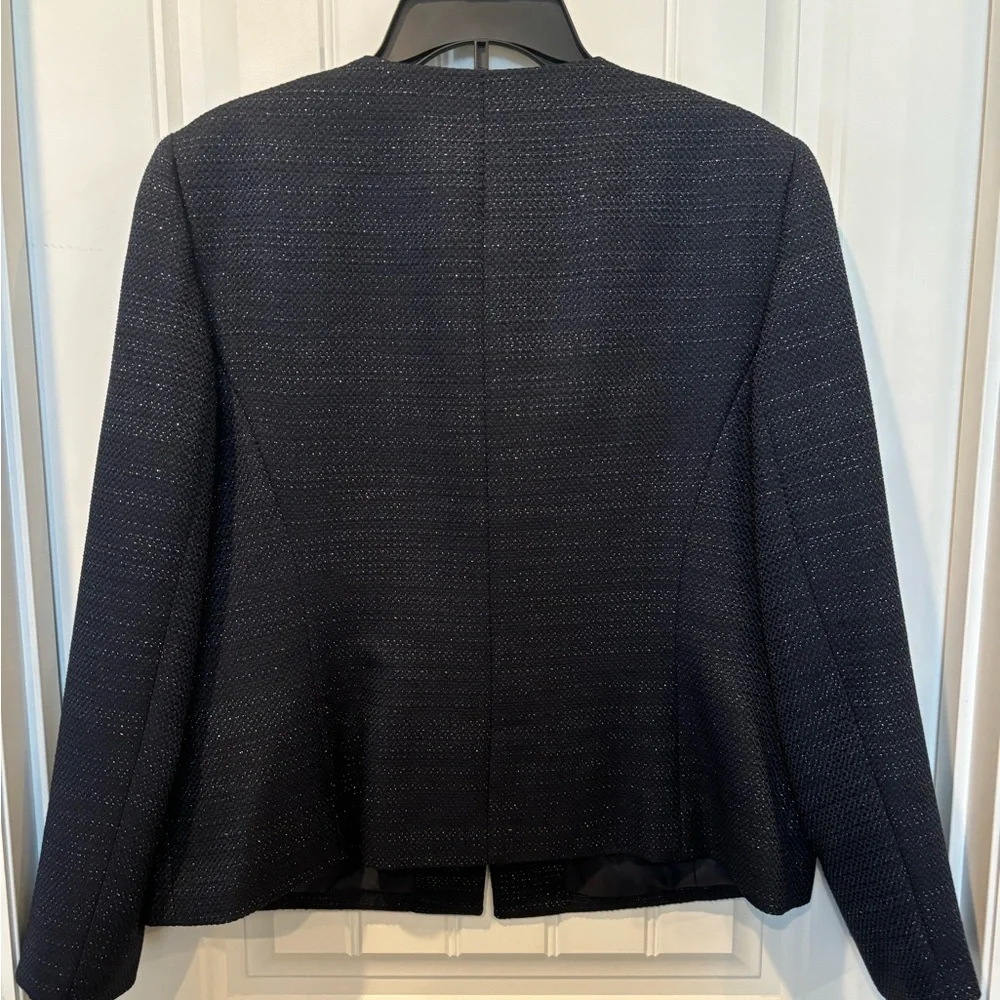 Beautiful navy two piece suit by Le Suit. Perfect condition, worn once. - Picture 3 of 9